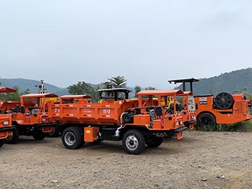 河南5噸地下自卸車使用現(xiàn)場(chǎng)