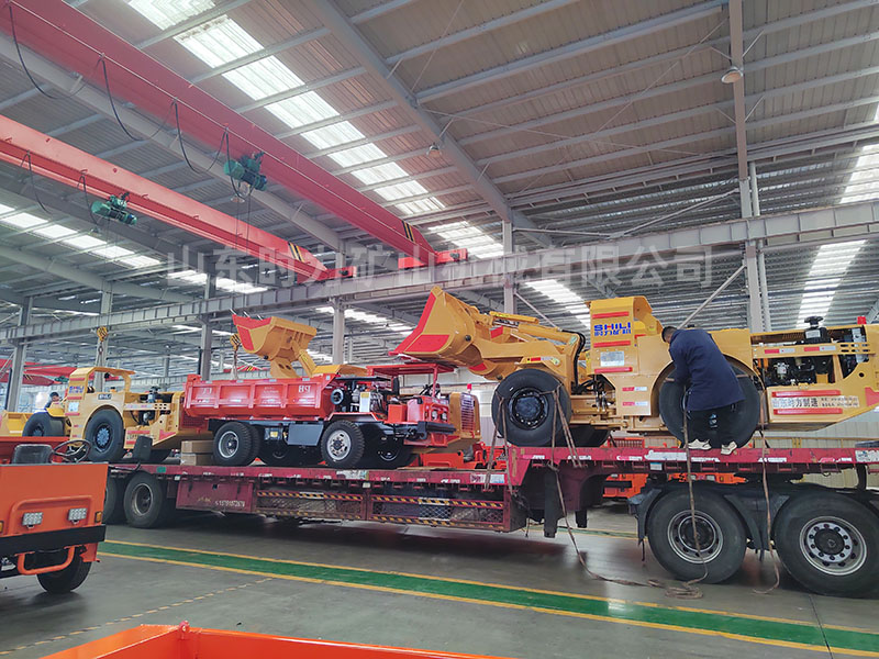 4臺1方內(nèi)燃鏟運機、2臺5噸井下礦山車發(fā)往四川